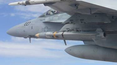 Un F/A-18 Sper Hornet de la US Navy portando un AARGM-ER bajo su ala izquierda. (foto US Navy)